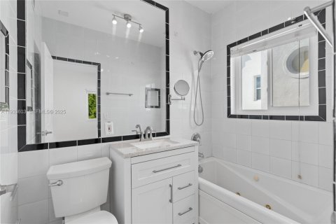 Condo in Miami Beach, Florida, 3 bedrooms  № 1991342 - photo 20