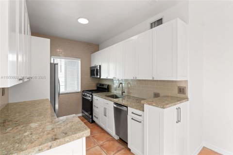 Condo in Miami Beach, Florida, 3 bedrooms  № 1991342 - photo 10