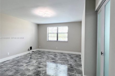 Condo in Tamarac, Florida, 2 bedrooms  № 1997095 - photo 22