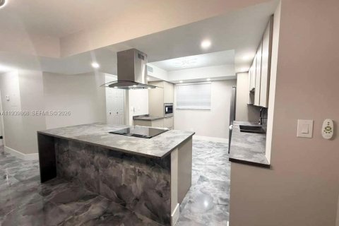 Condo in Tamarac, Florida, 2 bedrooms  № 1997095 - photo 8