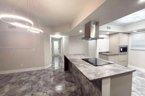 Condo in Tamarac, Florida, 2 bedrooms  № 1997095 - photo 7