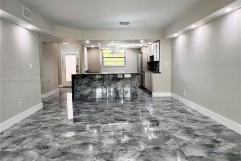 Condo in Tamarac, Florida, 2 bedrooms  № 1997095 - photo 17