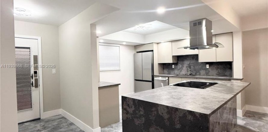 Condo in Tamarac, Florida, 2 bedrooms  № 1997095