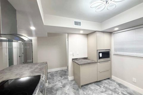 Condo in Tamarac, Florida, 2 bedrooms  № 1997095 - photo 11