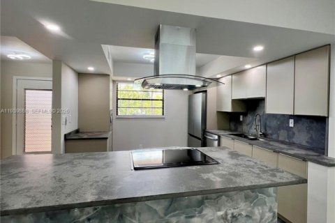 Condo in Tamarac, Florida, 2 bedrooms  № 1997095 - photo 3