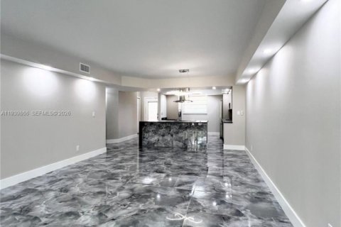 Condo in Tamarac, Florida, 2 bedrooms  № 1997095 - photo 18