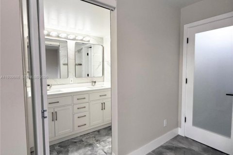 Condo in Tamarac, Florida, 2 bedrooms  № 1997095 - photo 29