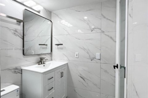 Condo in Tamarac, Florida, 2 bedrooms  № 1997095 - photo 26