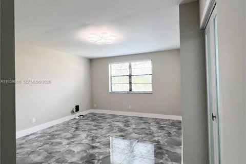 Condo in Tamarac, Florida, 2 bedrooms  № 1997095 - photo 24