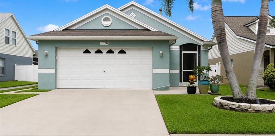 House in New Port Richey, Florida 3 bedrooms, 115.94 sq.m. № 2283740