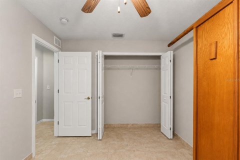 House in New Port Richey, Florida 3 bedrooms, 115.94 sq.m. № 2283740 - photo 5