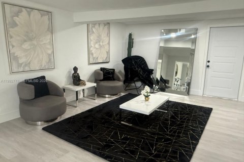 House in Hialeah, Florida 4 bedrooms, 158.4 sq.m. № 2062490 - photo 2