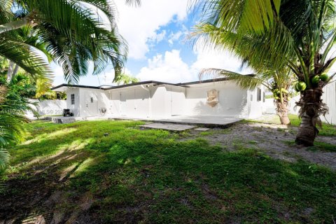 House in Hialeah, Florida 4 bedrooms, 158.4 sq.m. № 2062490 - photo 21