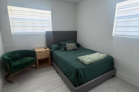 House in Hialeah, Florida 4 bedrooms, 158.4 sq.m. № 2062490 - photo 12