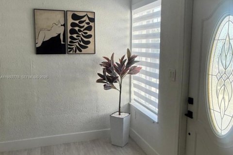 House in Hialeah, Florida 4 bedrooms, 158.4 sq.m. № 2062490 - photo 5