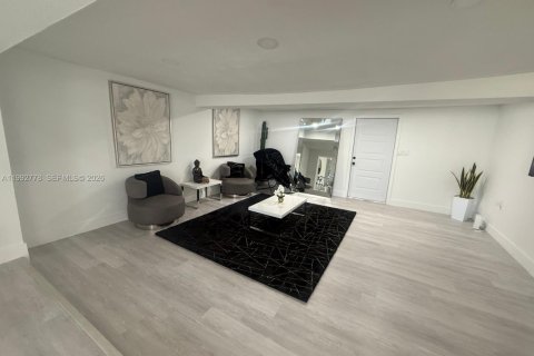 House in Hialeah, Florida 4 bedrooms, 158.4 sq.m. № 2062490 - photo 3