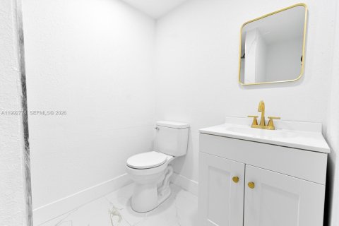 House in Hialeah, Florida 4 bedrooms, 158.4 sq.m. № 2062490 - photo 13