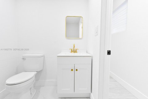 House in Hialeah, Florida 4 bedrooms, 158.4 sq.m. № 2062490 - photo 14