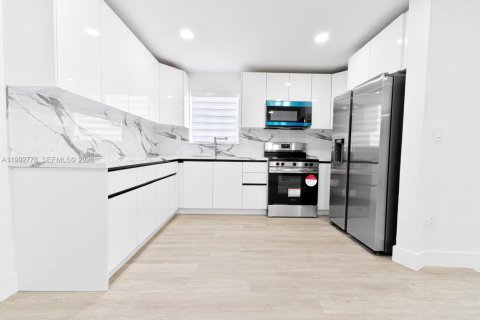 House in Hialeah, Florida 4 bedrooms, 158.4 sq.m. № 2062490 - photo 16