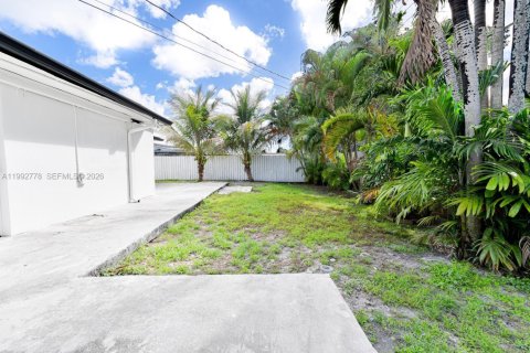 House in Hialeah, Florida 4 bedrooms, 158.4 sq.m. № 2062490 - photo 20
