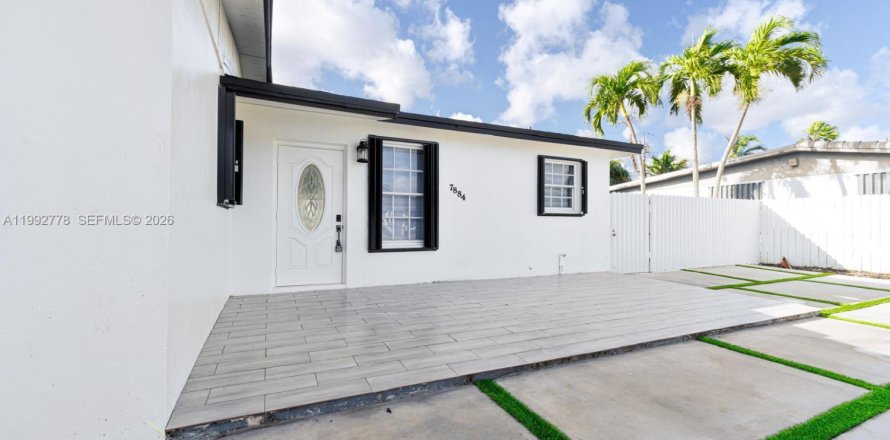 House in Hialeah, Florida 4 bedrooms, 158.4 sq.m. № 2062490