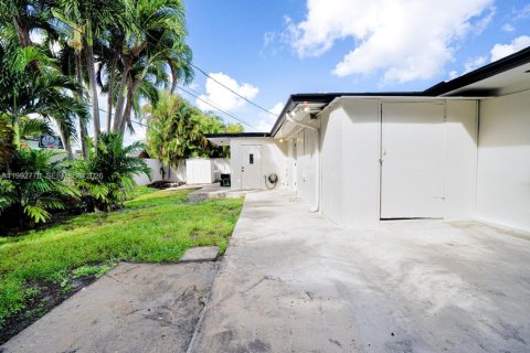 House in Hialeah, Florida 4 bedrooms, 158.4 sq.m. № 2062490 - photo 22