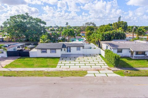 House in Hialeah, Florida 4 bedrooms, 158.4 sq.m. № 2062490 - photo 26