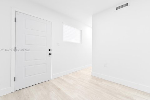 House in Hialeah, Florida 4 bedrooms, 158.4 sq.m. № 2062490 - photo 15