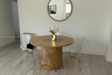 House in Hialeah, Florida 4 bedrooms, 158.4 sq.m. № 2062490 - photo 4