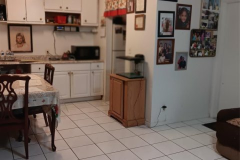 Condo in Lauderhill, Florida, 2 bedrooms  № 1068475 - photo 1