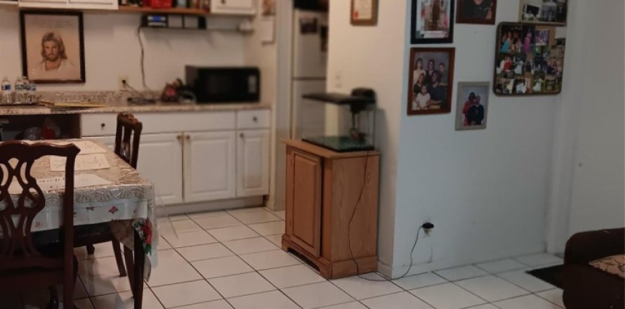 Condo in Lauderhill, Florida, 2 bedrooms № 1068475
