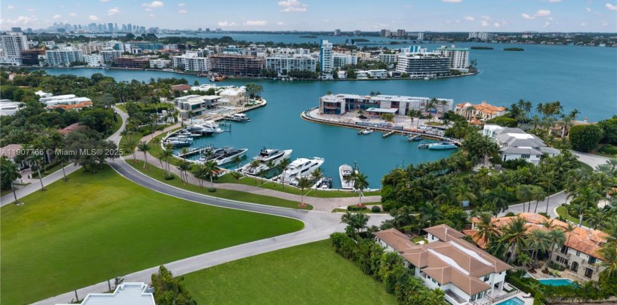 Земельный участок в Бэл-Харбор, Флорида № 1968645