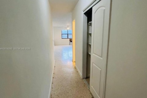 Villa ou maison à louer à Miami, Floride: 3 chambres, 152.82 m2 № 2076407 - photo 11