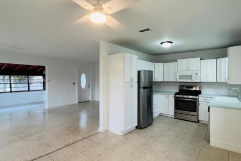 Villa ou maison à louer à Miami, Floride: 3 chambres, 152.82 m2 № 2076407 - photo 3