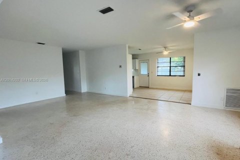 Villa ou maison à louer à Miami, Floride: 3 chambres, 152.82 m2 № 2076407 - photo 4