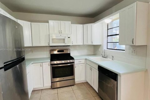 Villa ou maison à louer à Miami, Floride: 3 chambres, 152.82 m2 № 2076407 - photo 2