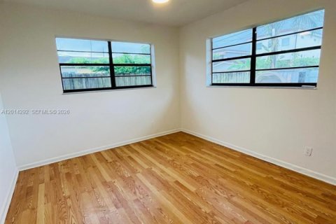 Villa ou maison à louer à Miami, Floride: 3 chambres, 152.82 m2 № 2076407 - photo 13