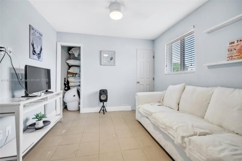 House in Hollywood, Florida 5 bedrooms, 212.1 sq.m. № 1809869 - photo 27