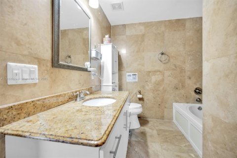 House in Hollywood, Florida 5 bedrooms, 212.1 sq.m. № 1809869 - photo 21