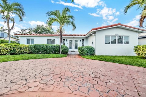 House in Hollywood, Florida 5 bedrooms, 212.1 sq.m. № 1809869 - photo 6