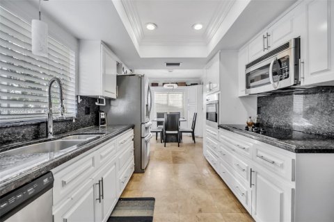 House in Hollywood, Florida 5 bedrooms, 212.1 sq.m. № 1809869 - photo 11