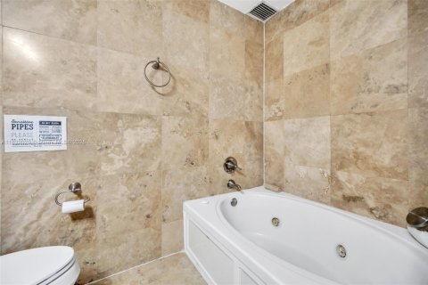 House in Hollywood, Florida 5 bedrooms, 212.1 sq.m. № 1809869 - photo 23