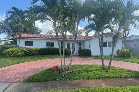 House in Hollywood, Florida 5 bedrooms, 212.1 sq.m. № 1809869 - photo 1