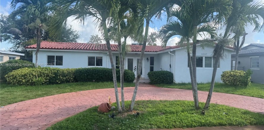 House in Hollywood, Florida 5 bedrooms, 212.1 sq.m. № 1809869