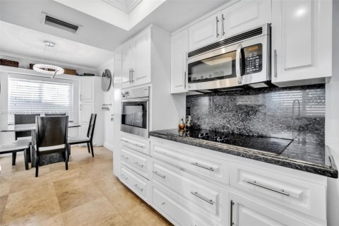 House in Hollywood, Florida 5 bedrooms, 212.1 sq.m. № 1809869 - photo 13