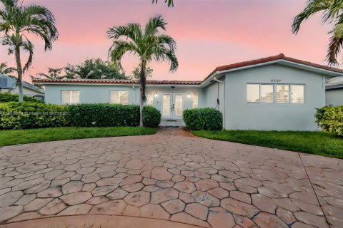 House in Hollywood, Florida 5 bedrooms, 212.1 sq.m. № 1809869 - photo 5