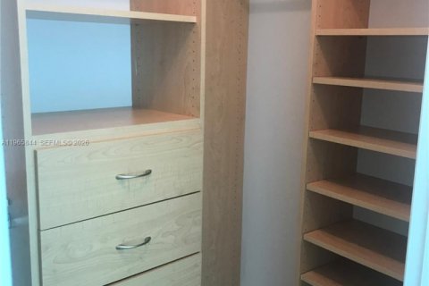 Condominio en alquiler en Miami, Florida, 2 dormitorios, 86.86 m2 № 2029924 - foto 12