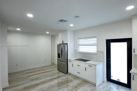 House in Miami, Florida 3 bedrooms, 160.16 sq.m. № 1975445 - photo 12