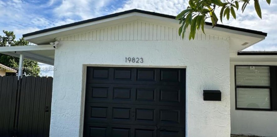 House in Miami, Florida 3 bedrooms, 160.16 sq.m. № 1975445