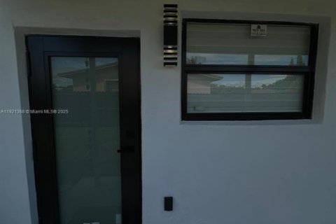 House in Miami, Florida 3 bedrooms, 160.16 sq.m. № 1975445 - photo 4